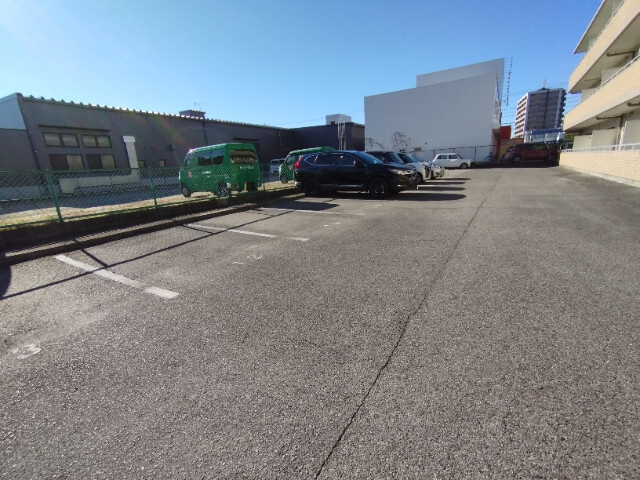 スカイコートマーヴィアイの駐車場