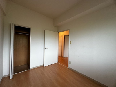 【寝室】 | グランシャリオ/牛久保東 | 洋室4.6帖☆こちらお部屋にもクローゼットがあります♪子供部屋や書斎・寝室など多用途に使えそうなお部屋です♪