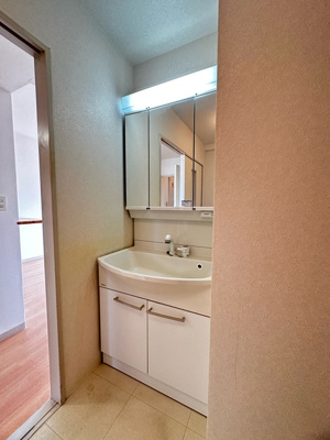 【洗面所】 | グランシャリオ/牛久保東 | 角度の変えられる3面鏡付きの洗髪洗面化粧台です♪朝のバタバタに大活躍！お化粧する時にも便利☆