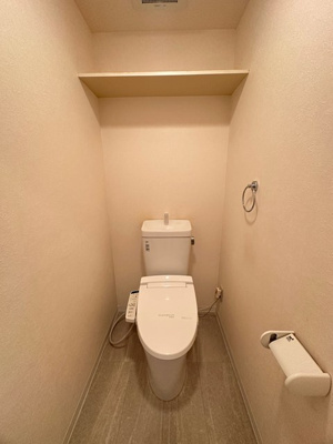 【トイレ】 | グランシャリオ/牛久保東 | トイレは温水洗浄便座付き♪人気のバストイレ別です♪小物を置ける便利な棚やタオルハンガーも付いています♪