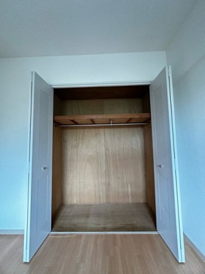 【収納】 | グランシャリオ/牛久保東 | 洋室5.4帖のお部屋にあるクローゼットです♪かさばりやすいコートなどもハンガー掛けができてすっきり片付きます♪