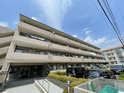 【外観】 | グランシャリオ/牛久保東 | ブルーライン・グリーンライン「センター北」駅まで徒歩11分♪鉄筋コンクリートの4階建てマンションです♪2沿線利用可能で通勤にも便利な立地！社会人の方にもオススメです☆