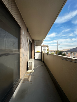 【バルコニー】 | グランシャリオ/牛久保東 | バルコニーは南向きです！お洗濯物はお昼からでも乾きそう☆2部屋から出入りできるのが嬉しいですよね！
