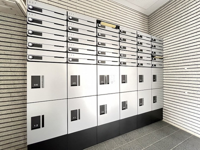 【その他共用部分】 | グランシャリオ/牛久保東 | 共用エントランスには宅配BOXがあるので荷物の受け取りもスムーズに♪再配達を依頼する手間が省けます☆