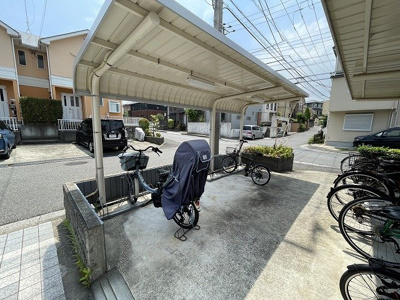【その他共用部分】 | グランシャリオ/牛久保東 | 屋根付きの駐輪場で雨が降っても大切な自転車が濡れなくてすみますね♪駅まで自転車もおすすめです！