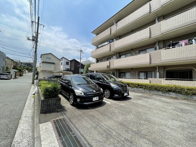 【駐車場】 | グランシャリオ/牛久保東 | いつでも目の届く敷地内に駐車場があります♪お車をお持ちのファミリーさんにオススメです☆