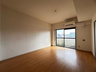 【居間・リビング】 | グランシャリオ/牛久保東 | 南向きリビングダイニングキッチン13.6帖☆バルコニーに繋がるお部屋です♪エアコン付きで1年中快適に過ごせますね☆