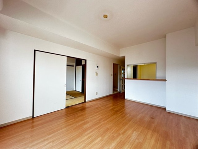 【居間・リビング】 | グランシャリオ/牛久保東 | 南向きリビングダイニングキッチン13.6帖☆女性に人気なカウンターキッチンです！椅子とテーブルを囲んで家族団欒の時間を過ごせます♪