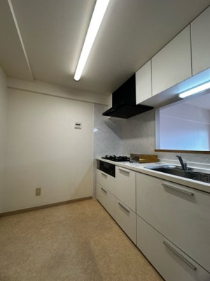 【キッチン】 | グランシャリオ/牛久保東 | グリル付き3口ガスコンロのシステムキッチンです☆場所を取るお鍋やお皿もたっぷり収納できてお料理がはかどります！