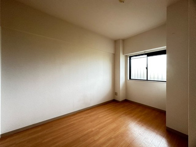 【洋室】 | グランシャリオ/牛久保東 | 洋室5.4帖☆玄関から入って右側にあるお部屋です♪ベッドを置いて寝室にするのもオススメです☆