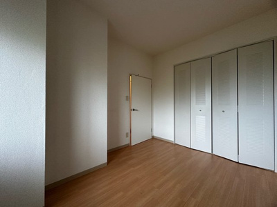 【子供部屋】 | グランシャリオ/牛久保東 | 洋室5.4帖☆クローゼットがあります♪お洋服がスッキリ収納できて、整理しやすくなりますね☆