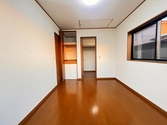 【洋室】 | 座間市栗原中央5丁目 中古戸建て | 南側洋室6帖別角度