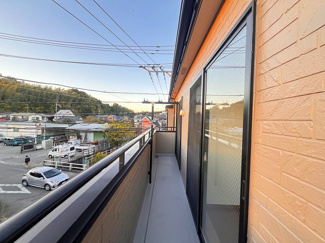 【バルコニー】 | 座間市栗原中央5丁目 中古戸建て | 二部屋から行き来できるバルコニー