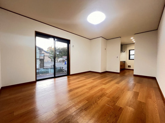 【居間・リビング】 | 座間市栗原中央5丁目 中古戸建て | 3面採光・南面に窓あり：LDK16帖