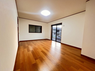 【居間・リビング】 | 座間市栗原中央5丁目 中古戸建て | LDK16帖別角度