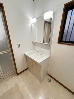 【洗面所】 | 座間市栗原中央5丁目 中古戸建て | 新規交換（新設）：三面鏡付洗髪洗面化粧台