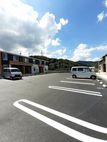 オビーガーデン三次　Ｂ棟の駐車場