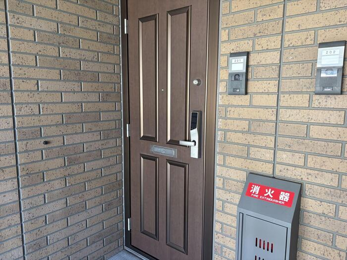 メゾンクオーレ Ａの玄関|玄関前