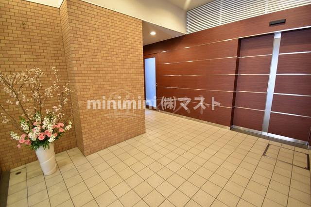 エグゼリエみなと通りのエントランス