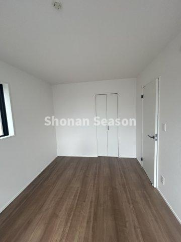 【洋室】 | 全室収納つきで、増えがちな学習用具・衣類や、季節家電なども、各部屋に収納でき便利ですよ。