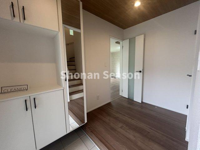 【玄関】 | ミラー付きのシューズBOXはお出かけ前の身だしなみチェックに便利です◎
シューズインクロークを完備しており、ベビーカーなどの荷物もスッキリ♪