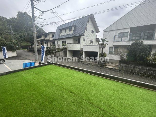 【庭】 | 前面には人工芝を敷いた広々としたお庭が広がっています♪
お子様と身体をたっぷり動かして遊ぶこともできそうですね☆
