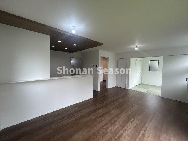 【居間・リビング】 | 広々としたお庭スペースがある４LDK新築戸建◎
収納がたっぷりあるので、お部屋もスッキリ片付きます♪