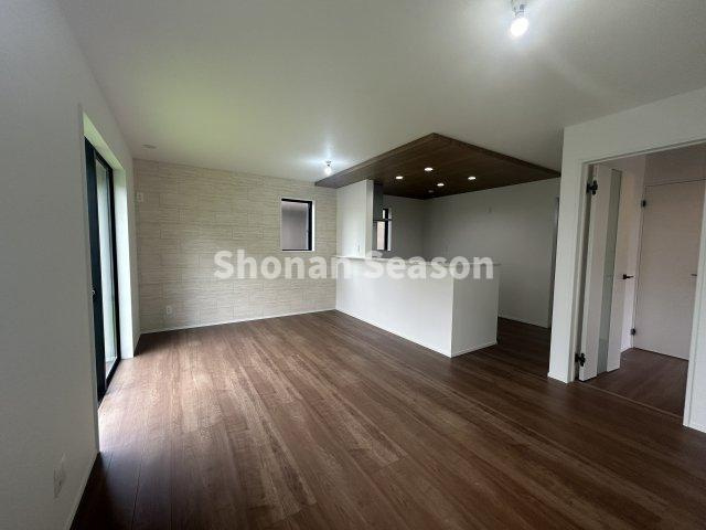 【居間・リビング】 | 公園と緑に囲まれた閑静な住宅街で、住みやすい環境が整っていますよ♪
まずは内覧にいらしてみませんか☆