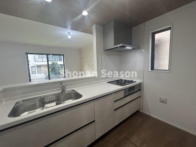 【キッチン】 | 同時調理可能な３口コンロで、お料理も捗ります♪
キッチンからはリビングを見渡すことができ、お料理中でもご家族との会話が弾みます☆