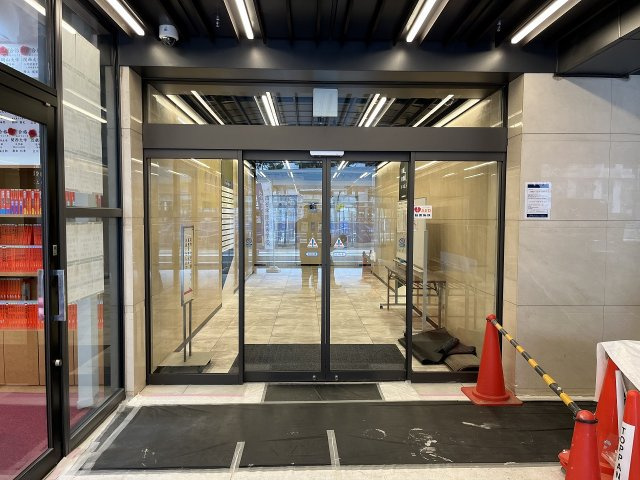 大阪市中央区難波２丁目の店舗事務所のエントランス