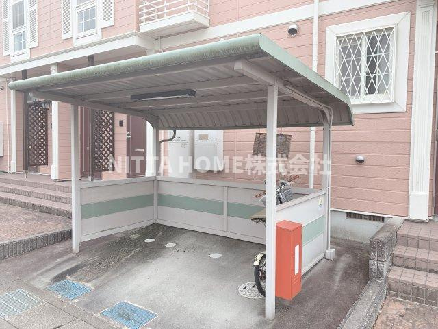 アップルハウスのエントランス|屋根付きの駐輪場は無料で使用ＯＫ◎