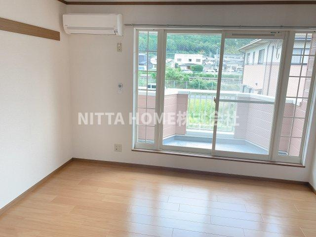 アップルハウスの洋室|洋室は６帖２部屋に４．５帖１部屋のファミリータイプです◇