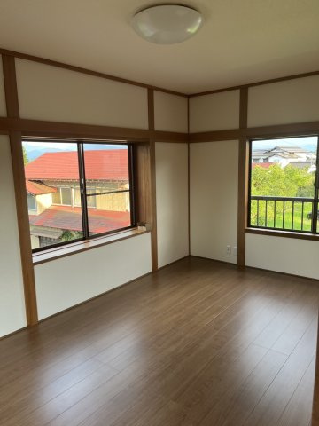 【洋室】 | 【リフォーム済み】中山町金沢　中古戸建 | 2階8帖の洋室です♪