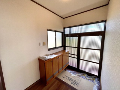 【玄関】 | 【リフォーム済み】中山町金沢　中古戸建 | シューズボックスのある玄関です♪	