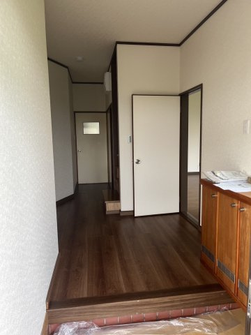【玄関】 | 【リフォーム済み】中山町金沢　中古戸建 | シューズボックスのある玄関です♪	
