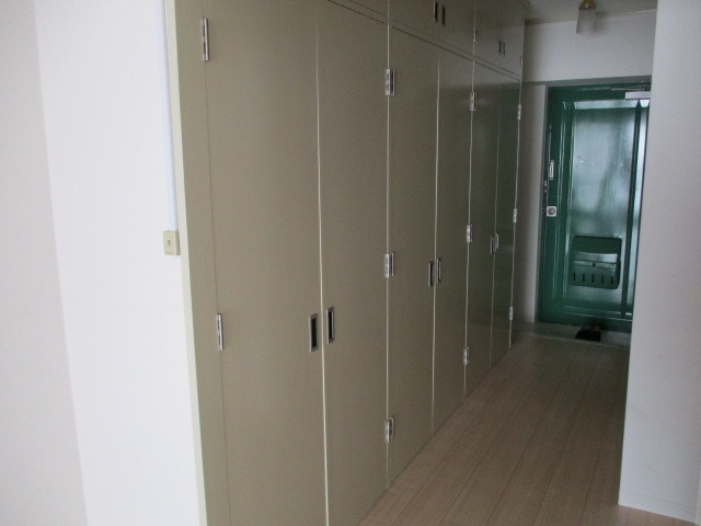 【内装】 | 廊下一面が収納になってます