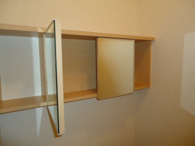 メルヴェールⅡのその他|トイレ収納（別室写真）