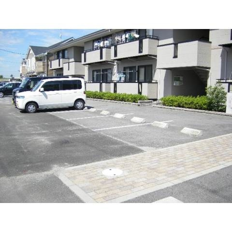 コンフォート西河原の駐車場