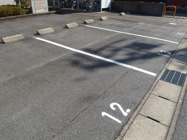 コンフォート西河原の駐車場