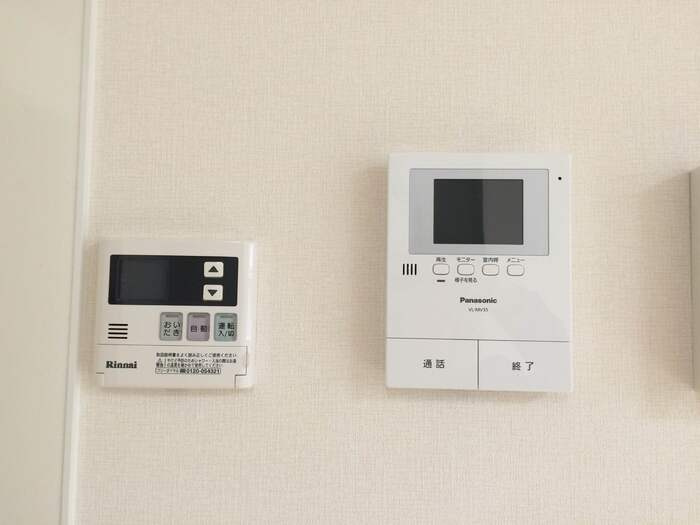 スリー・スター Ⅳ号館 Ａの設備|給湯設備（左）、モニター付インターホン（右）