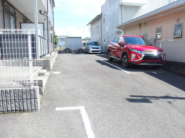 ルミエール（小針町）の駐車場