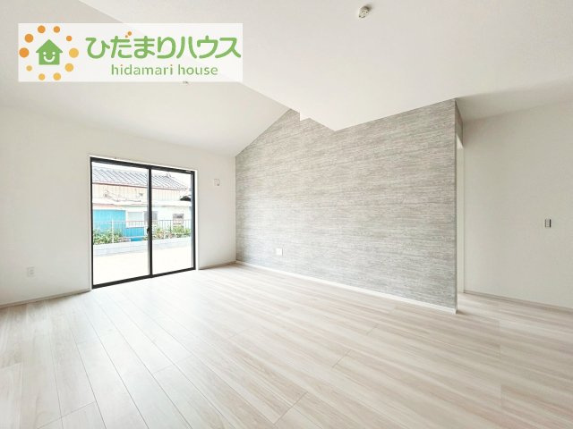 【居間・リビング】 | つくば市古来1期　新築戸建　2号棟 | リビングの大きな窓からは、暖かな日の光が降り注ぎます・・・