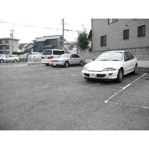 SurplusOne曙の駐車場