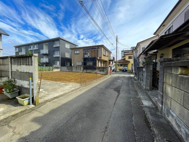 【前面道路含む現地写真】 | ◇◆平塚市東真土2丁目 売地◆◇ | 突き当りは住宅が建ち行き止まりになっているので車の往来少なく小さなお子様がいるご家族も安心です。