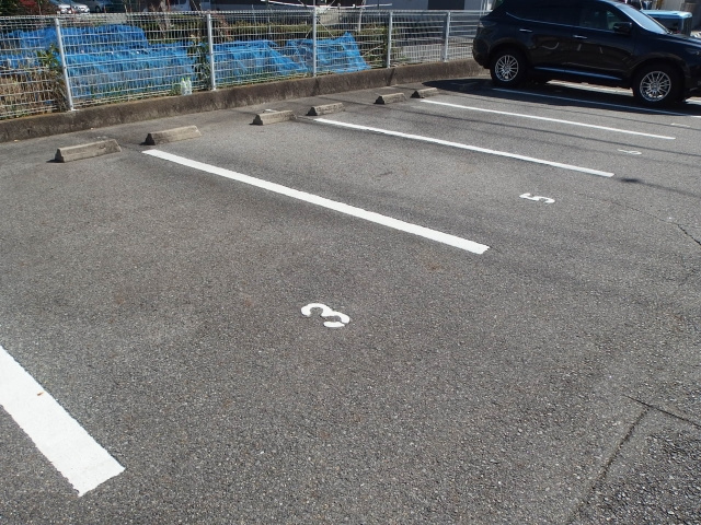 ファミールあいの駐車場