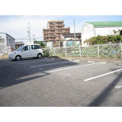 ファミールあいの駐車場