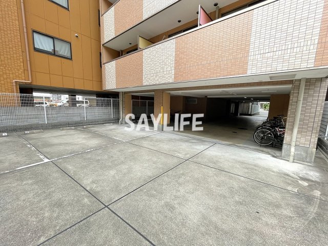 Mプラザ布施弐番館の駐車場