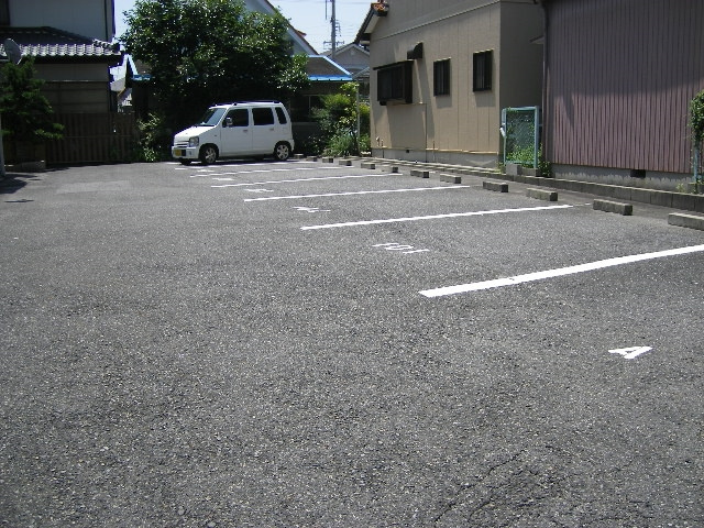 エルディム上地の駐車場