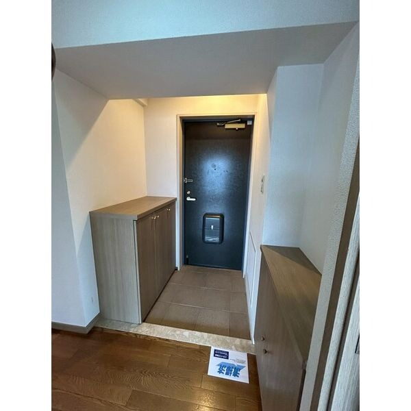 グローリアス岡崎戸崎町の玄関