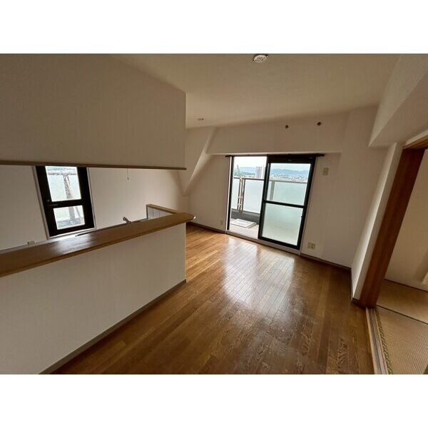 グローリアス岡崎戸崎町の居間・リビング